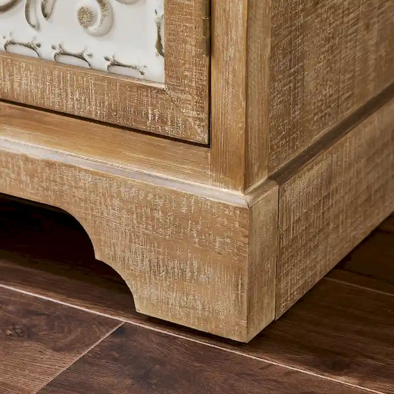 Retro und romantischer Blumenschrank
