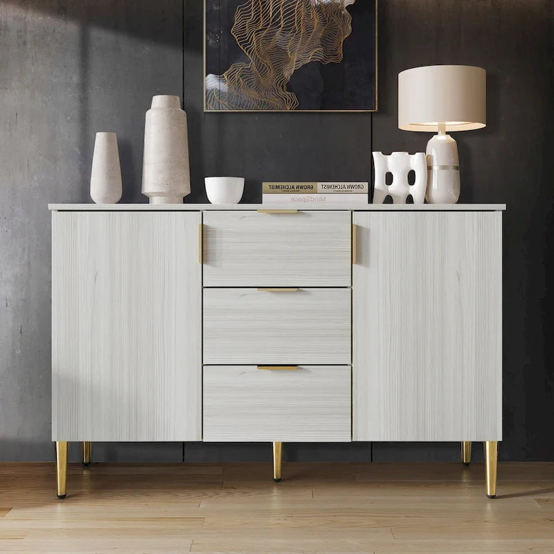 Luxuriöses Sideboard mit klaren Linien und goldenen Beinen
