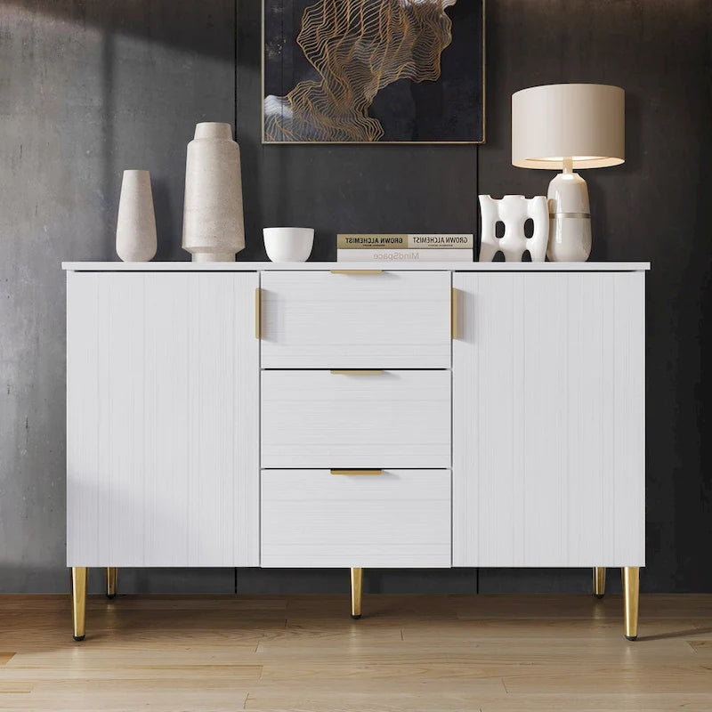Luxuriöses Sideboard mit klaren Linien und goldenen Beinen