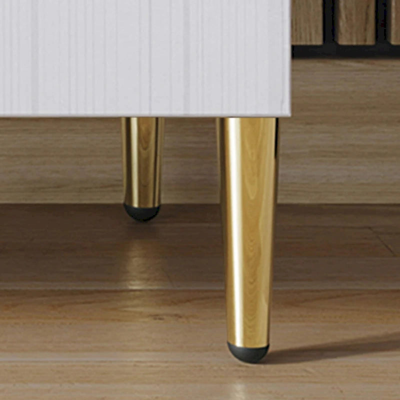 Luxuriöses Sideboard mit klaren Linien und goldenen Beinen