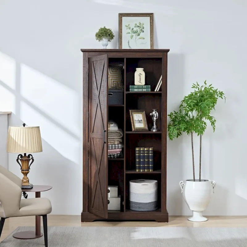 Rustikaler Hochschrank mit Schiebetür im Scheunentor-Stil