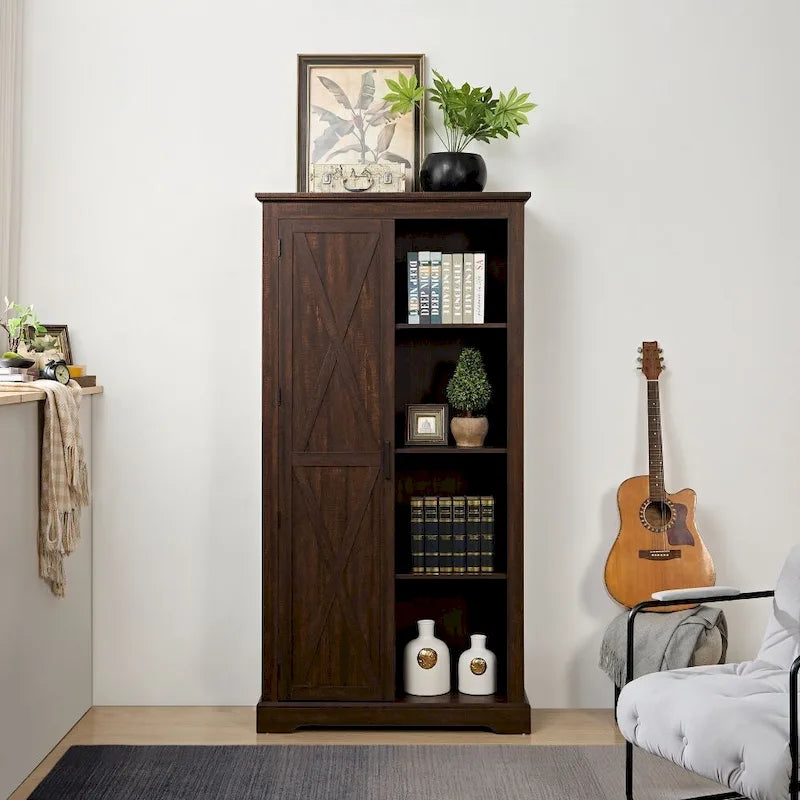 Rustikaler Hochschrank mit Schiebetür im Scheunentor-Stil