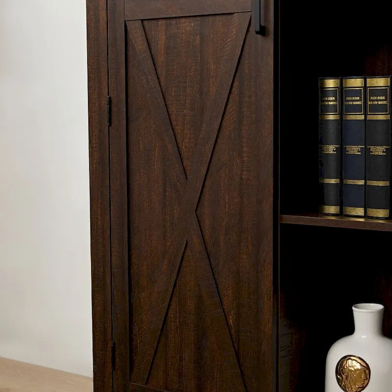 Rustikaler Hochschrank mit Schiebetür im Scheunentor-Stil