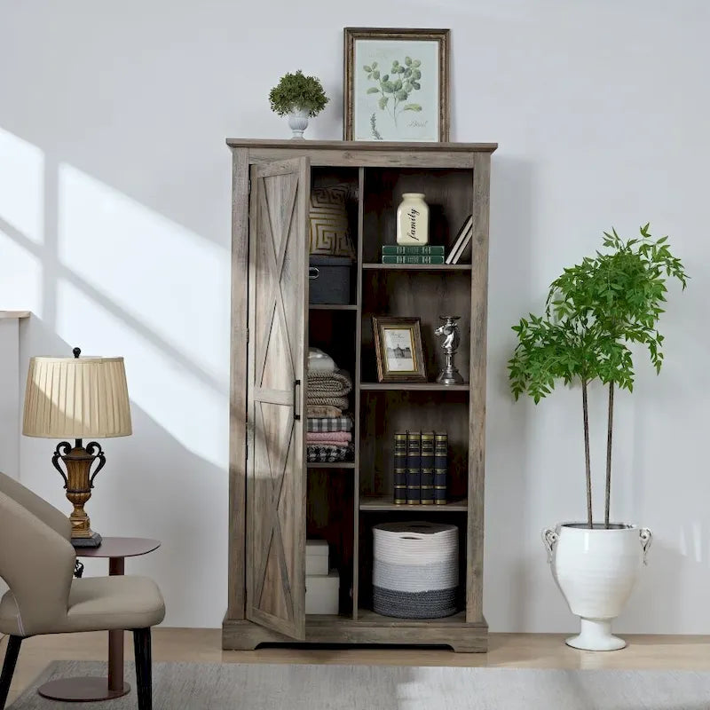 Rustikaler Hochschrank mit Schiebetür im Scheunentor-Stil