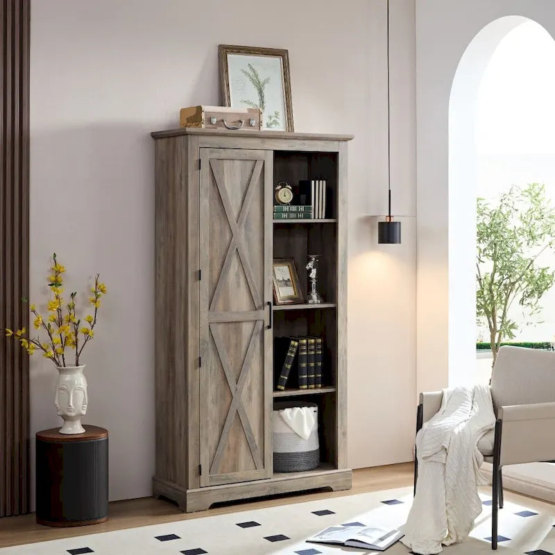 Rustikaler Hochschrank mit Schiebetür im Scheunentor-Stil
