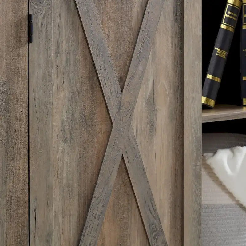 Rustikaler Hochschrank mit Schiebetür im Scheunentor-Stil